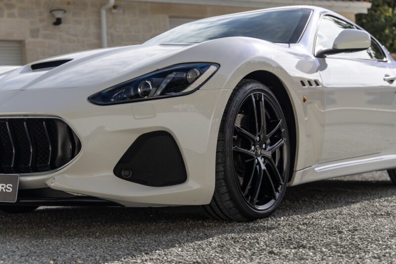 Jante alliage noir brillant – MASERATI – GranTurismo MC Stradale – 2018 – Bianco Fuji – 35 900 km – 460 ch – V8 Atmo – Transmission : Sequentielle – Origine France – Privaty Cars – Conciergerie automobile pour véhicules de sport près de Niort