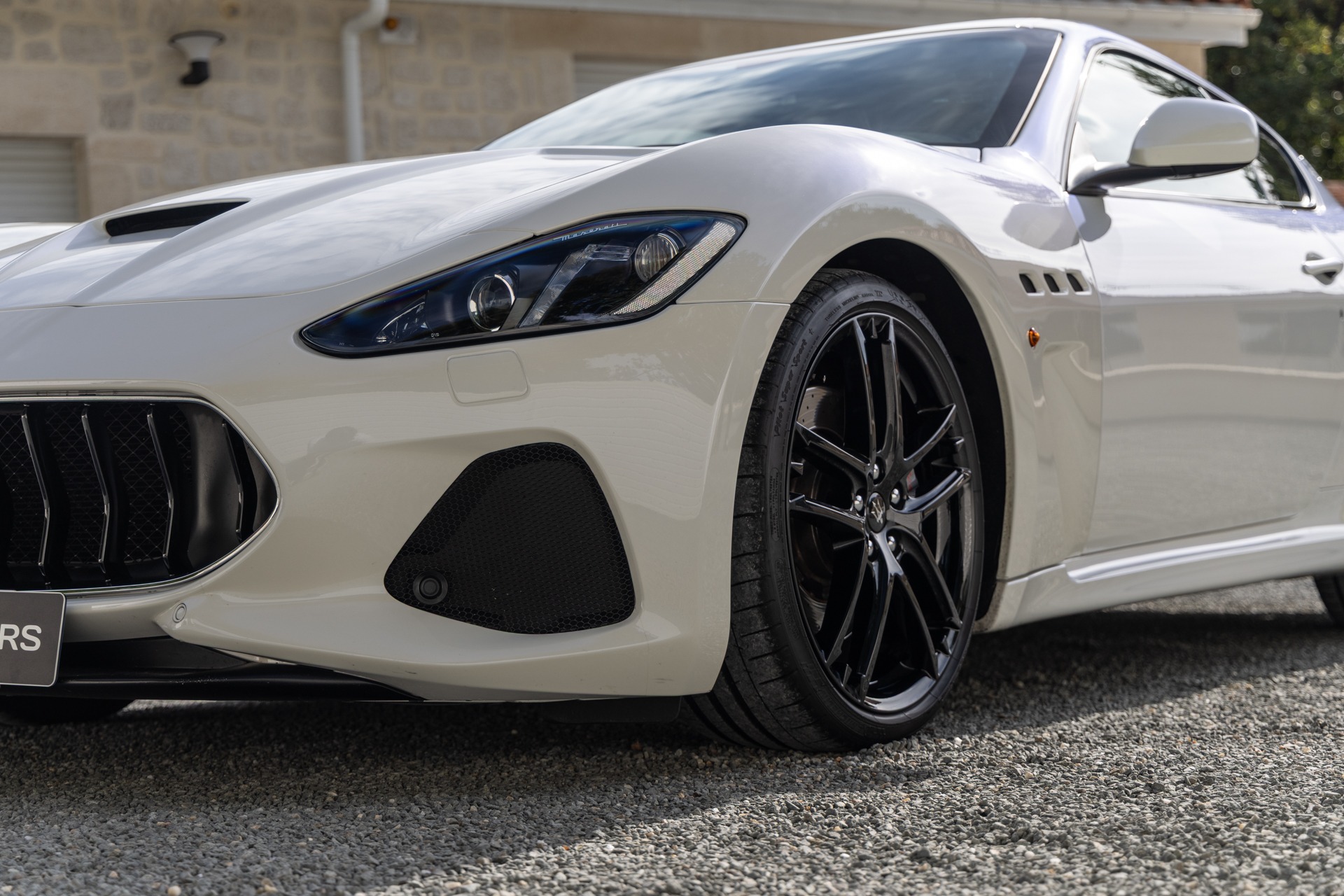 Jante alliage noir brillant – MASERATI – GranTurismo MC Stradale – 2018 – Bianco Fuji – 35 900 km – 460 ch – V8 Atmo – Transmission : Sequentielle – Origine France – Privaty Cars – Conciergerie automobile pour véhicules de sport près de Niort