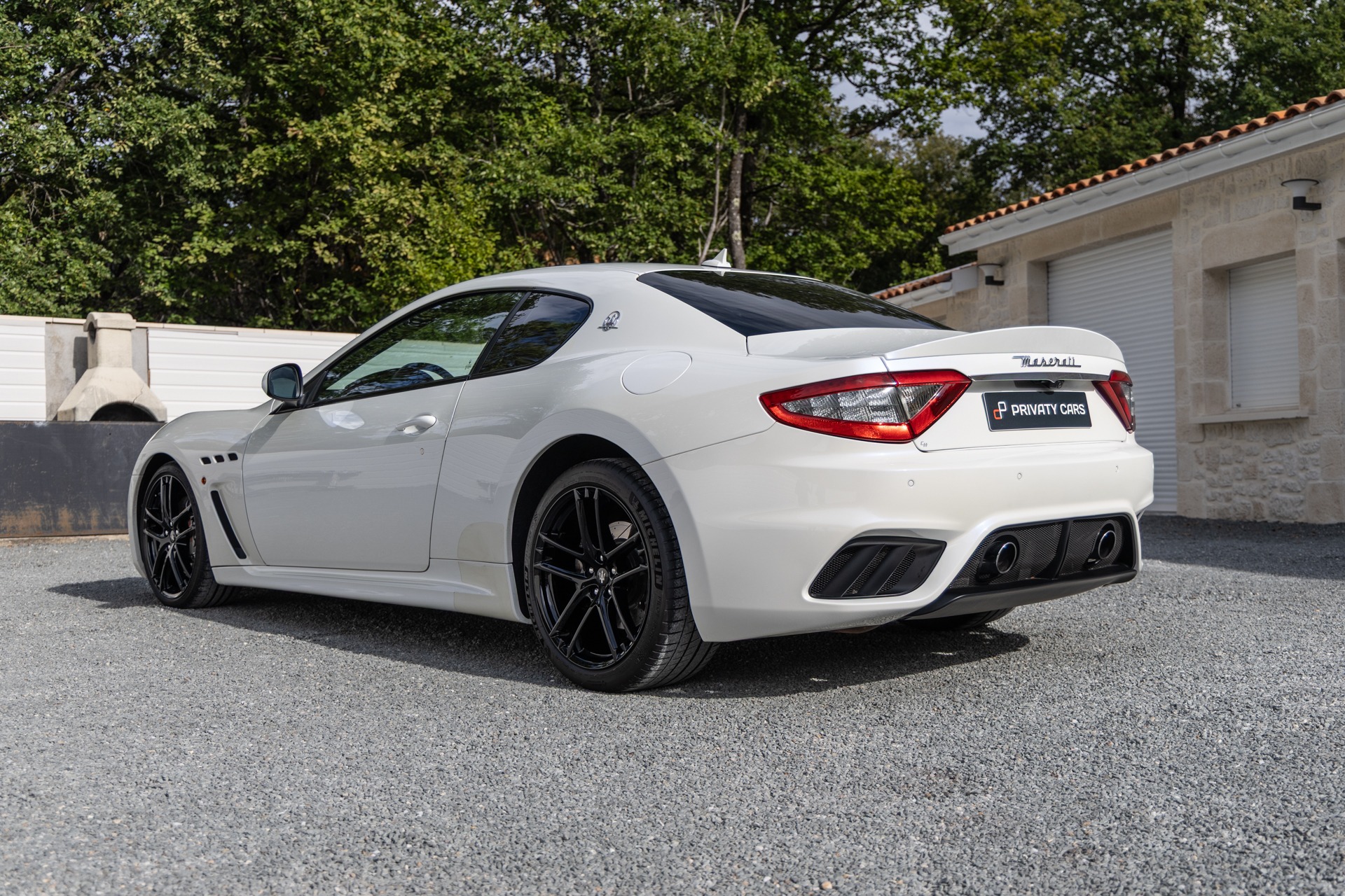 Vue arrière avec diffuseur et jantes noires – MASERATI – GranTurismo MC Stradale – 2018 – Bianco Fuji – 35 900 km – 460 ch – V8 Atmo – Transmission : Sequentielle – Origine France – Privaty Cars – Spécialiste des voitures de luxe d’occasion proche de Bordeaux
