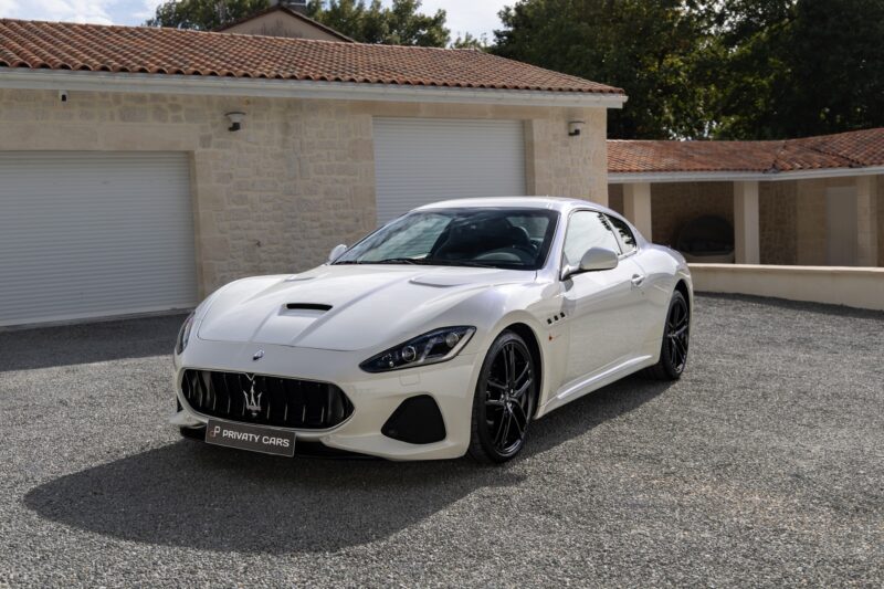 Vue avant avec calandre distinctive – MASERATI – GranTurismo MC Stradale – 2018 – Bianco Fuji – 35 900 km – 460 ch – V8 Atmo – Transmission : Sequentielle – Origine France – Privaty Cars – Rachat de Porsche et Ferrari d’occasion en Charente-Maritime