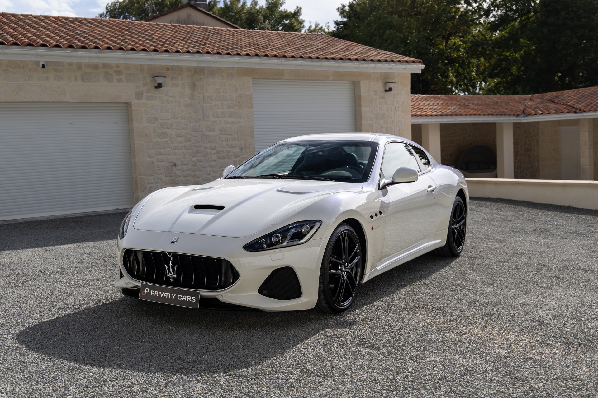 Vue avant avec calandre distinctive – MASERATI – GranTurismo MC Stradale – 2018 – Bianco Fuji – 35 900 km – 460 ch – V8 Atmo – Transmission : Sequentielle – Origine France – Privaty Cars – Rachat de Porsche et Ferrari d’occasion en Charente-Maritime