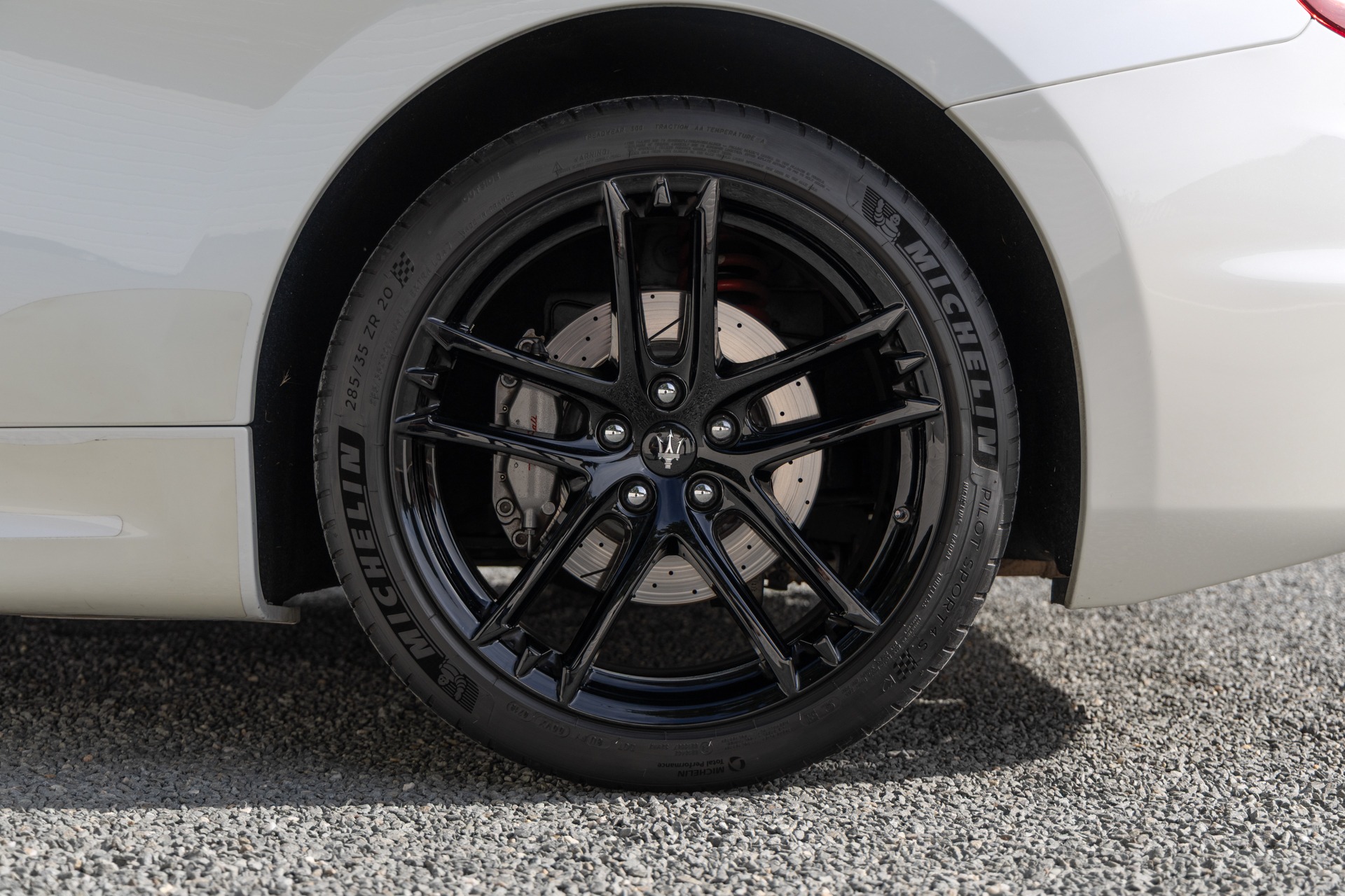 Jantes – MASERATI – GranTurismo MC Stradale – 2018 – Bianco Fuji – 35 900 km – 460 ch – V8 Atmo – Transmission : Sequentielle – Origine France – Privaty Cars – Expertise et vente de modèles Super Sport à 2 heures de Paris en TGV