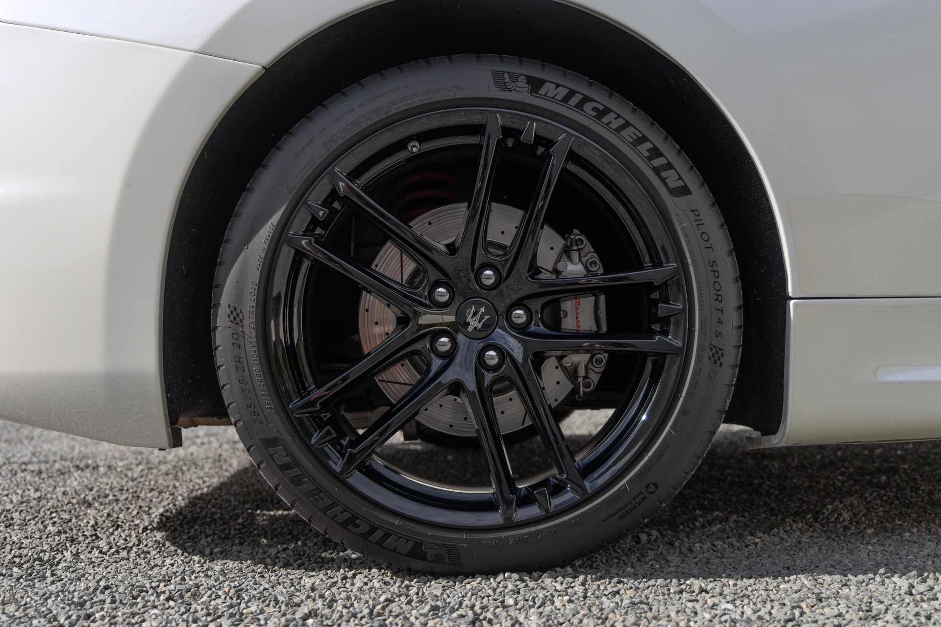 Jantes – MASERATI – GranTurismo MC Stradale – 2018 – Bianco Fuji – 35 900 km – 460 ch – V8 Atmo – Transmission : Sequentielle – Origine France – Privaty Cars – Vente de supercars d’occasion près de Poitiers