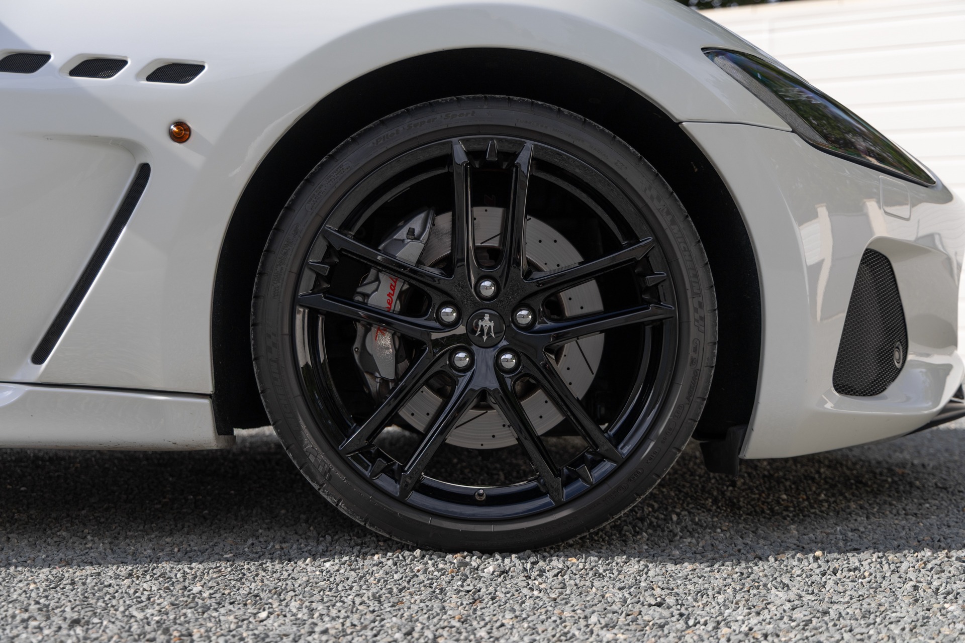 Jantes – MASERATI – GranTurismo MC Stradale – 2018 – Bianco Fuji – 35 900 km – 460 ch – V8 Atmo – Transmission : Sequentielle – Origine France – Privaty Cars – Expertise et vente de modèles Super Sport entre Bordeaux et Nantes