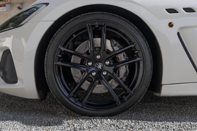 Jantes – MASERATI – GranTurismo MC Stradale – 2018 – Bianco Fuji – 35 900 km – 460 ch – V8 Atmo – Transmission : Sequentielle – Origine France – Privaty Cars – Courtage automobile MASERATI proche de Bordeaux