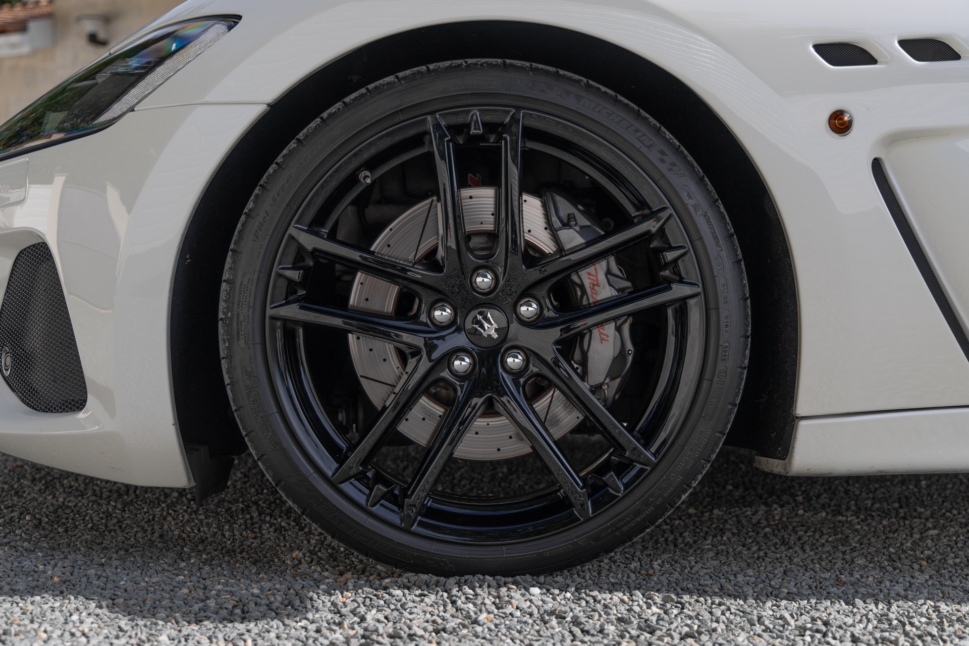 Jantes – MASERATI – GranTurismo MC Stradale – 2018 – Bianco Fuji – 35 900 km – 460 ch – V8 Atmo – Transmission : Sequentielle – Origine France – Privaty Cars – Courtage automobile MASERATI proche de Bordeaux
