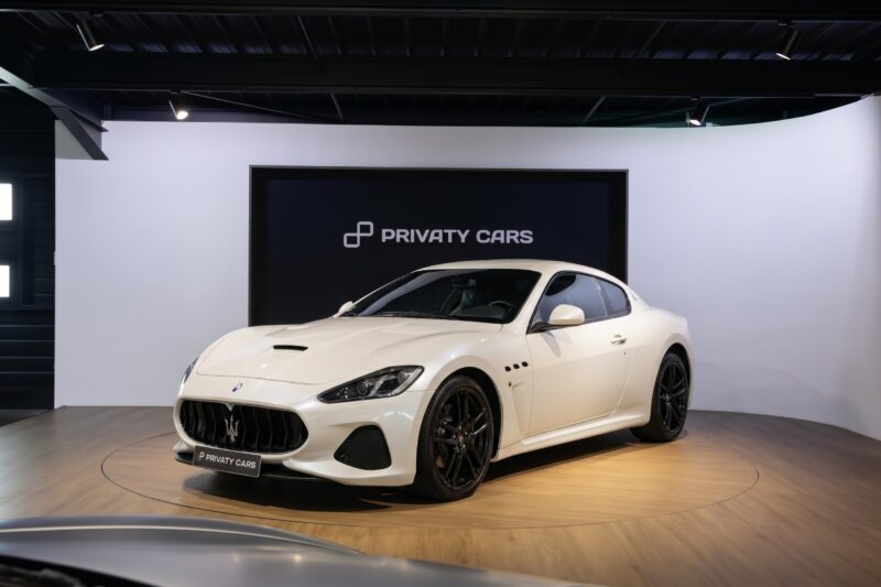 À vendre – MASERATI – GranTurismo MC Stradale – 2018 – Bianco Fuji – 35 900 km – 460 ch – V8 Atmo – Transmission : Sequentielle – Photo principale – Origine France – Privaty Cars – Commerce de voitures de sport luxe et premium en Charente-Maritime