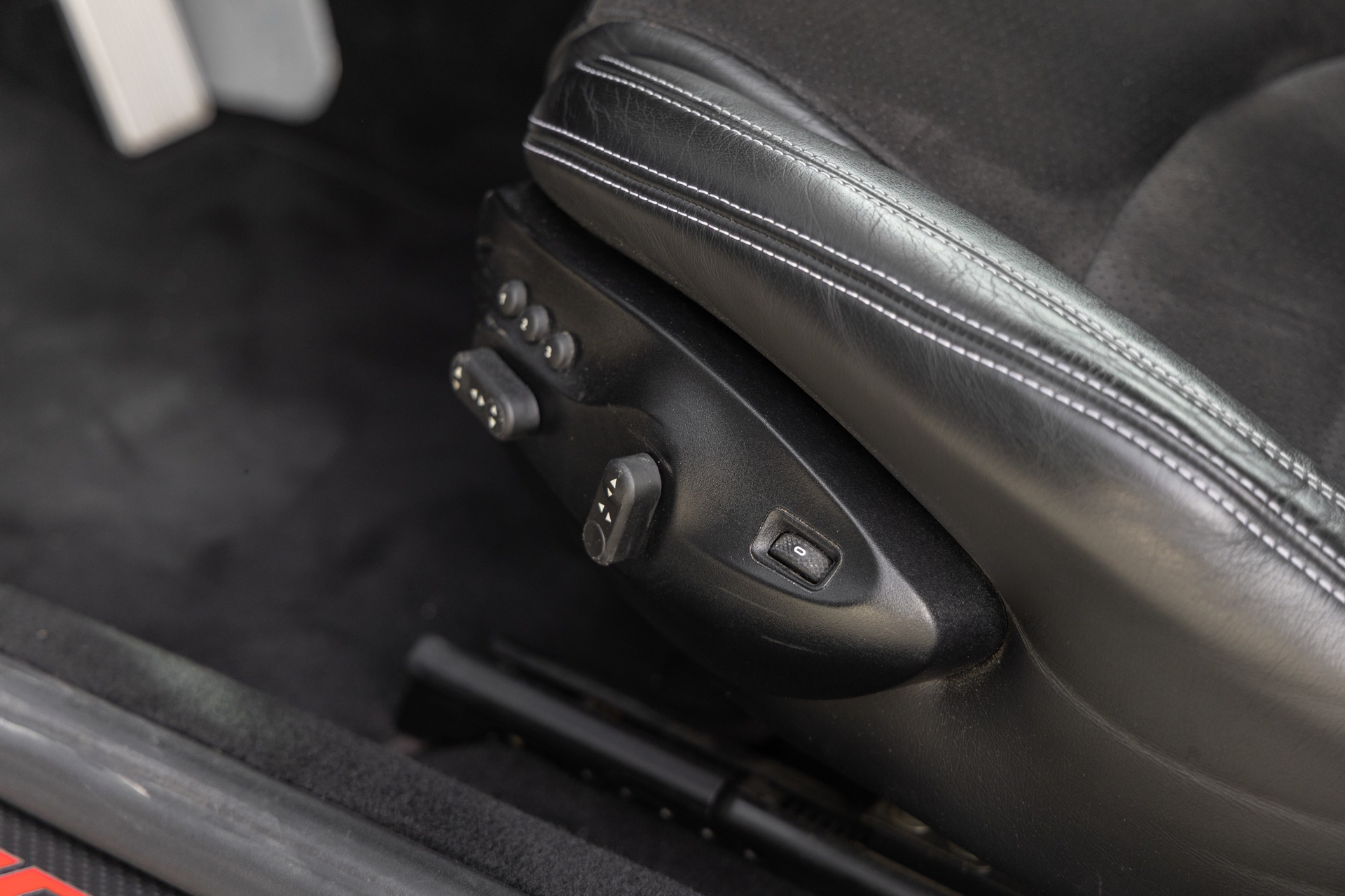 Sièges baquets en cuir – MASERATI – GranTurismo MC Stradale – 2018 – Bianco Fuji – 35 900 km – 460 ch – V8 Atmo – Transmission : Sequentielle – Origine France – Privaty Cars – Vente de véhicules d’investissement et de collection à La Rochelle