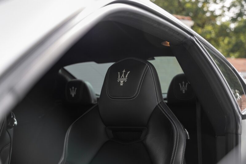 Sièges baquets en cuir – MASERATI – GranTurismo MC Stradale – 2018 – Bianco Fuji – 35 900 km – 460 ch – V8 Atmo – Transmission : Sequentielle – Origine France – Privaty Cars – Achat et vente de véhicules MASERATI d’occasion entre Bordeaux et Nantes
