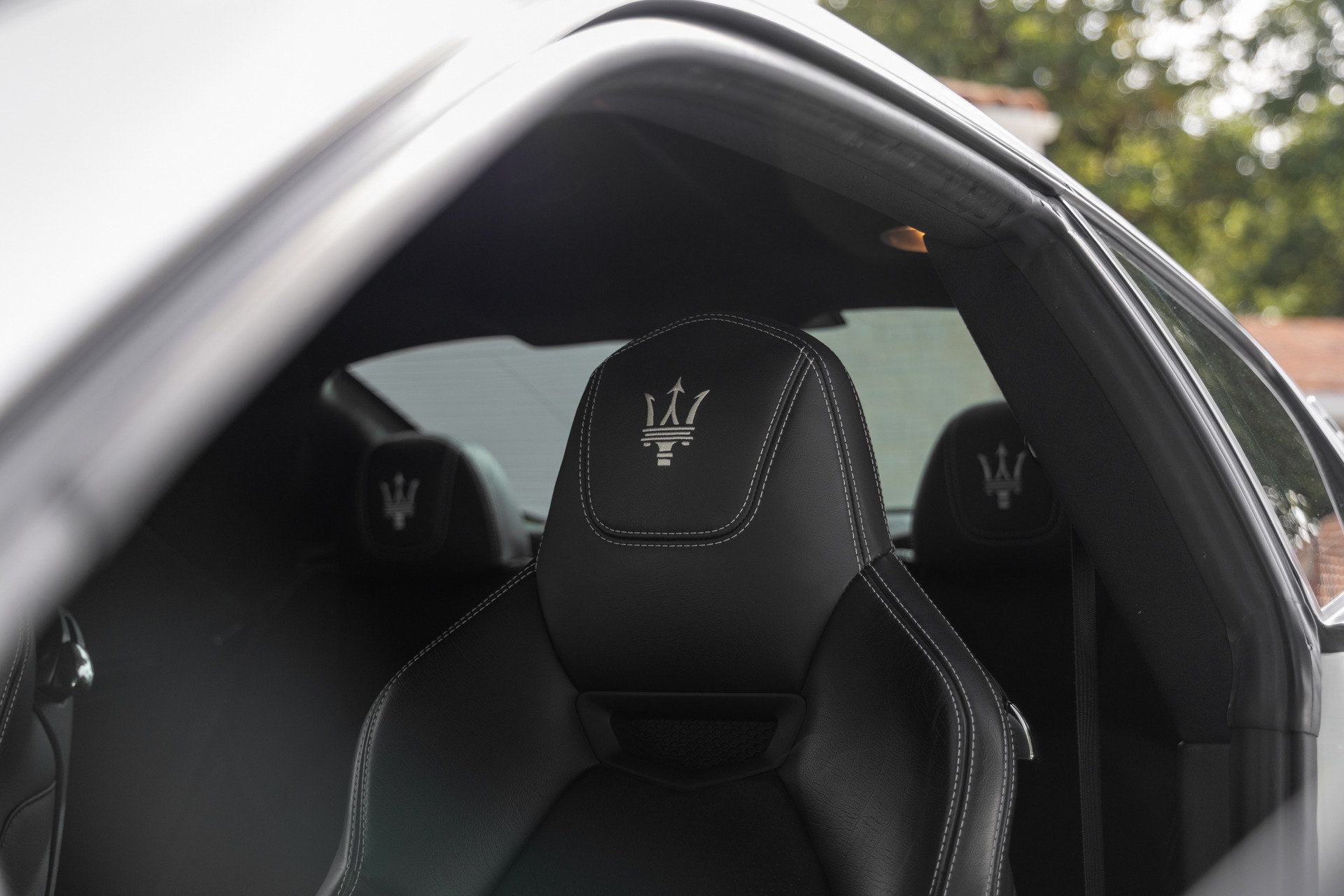 Sièges baquets en cuir – MASERATI – GranTurismo MC Stradale – 2018 – Bianco Fuji – 35 900 km – 460 ch – V8 Atmo – Transmission : Sequentielle – Origine France – Privaty Cars – Achat et vente de véhicules MASERATI d’occasion entre Bordeaux et Nantes
