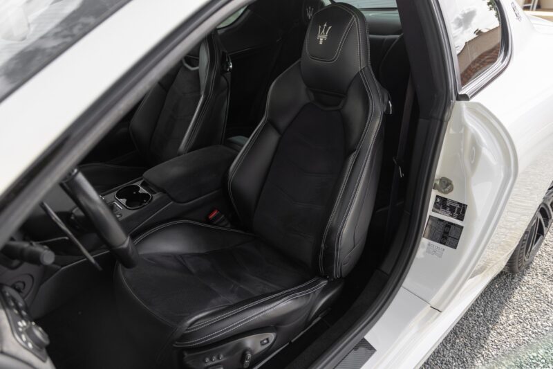 Sièges baquets en cuir – MASERATI – GranTurismo MC Stradale – 2018 – Bianco Fuji – 35 900 km – 460 ch – V8 Atmo – Transmission : Sequentielle – Origine France – Privaty Cars – Intermédiaire de confiance vente voiture sport près de Poitiers