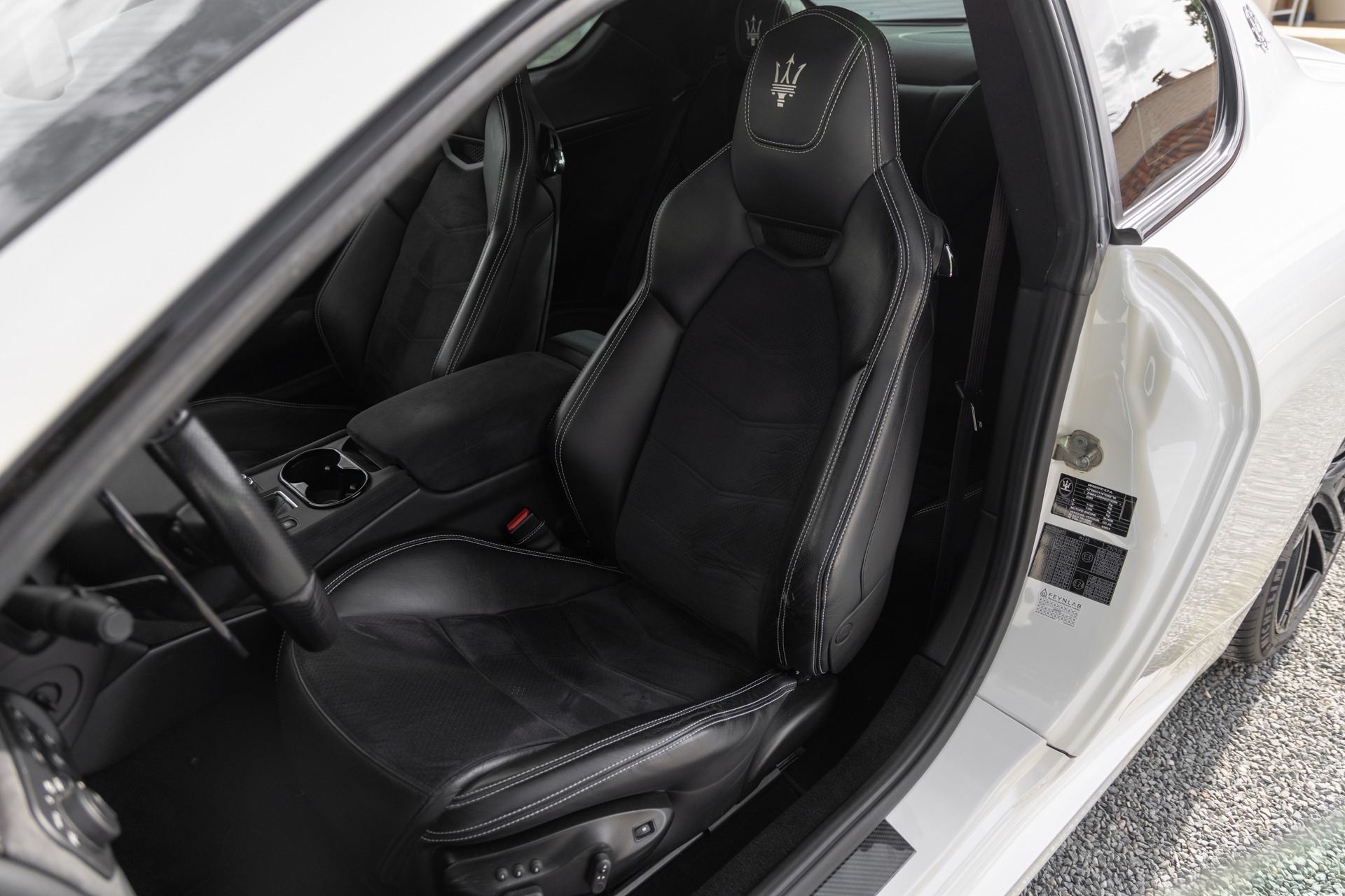 Sièges baquets en cuir – MASERATI – GranTurismo MC Stradale – 2018 – Bianco Fuji – 35 900 km – 460 ch – V8 Atmo – Transmission : Sequentielle – Origine France – Privaty Cars – Intermédiaire de confiance vente voiture sport près de Poitiers