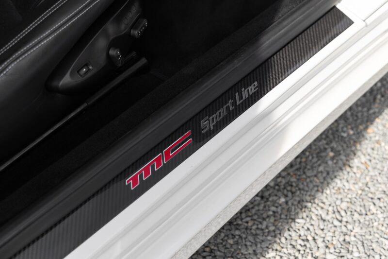 Seuil de porte en carbone – MASERATI – GranTurismo MC Stradale – 2018 – Bianco Fuji – 35 900 km – 460 ch – V8 Atmo – Transmission : Sequentielle – Origine France – Privaty Cars – Expert des modèles MASERATI à 2 heures de Paris en TGV