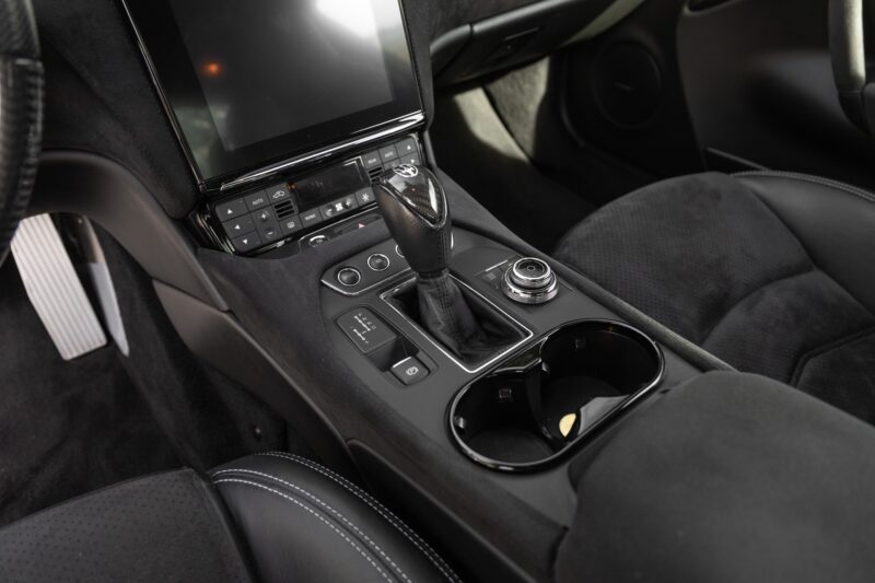 Console centrale avec levier de vitesses – MASERATI – GranTurismo MC Stradale – 2018 – Bianco Fuji – 35 900 km – 460 ch – V8 Atmo – Transmission : Sequentielle – Origine France – Privaty Cars – Achat et vente de véhicules MASERATI d’occasion entre Bordeaux et Nantes