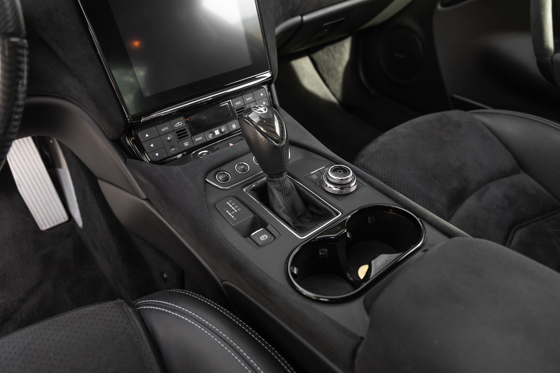 Console centrale avec levier de vitesses – MASERATI – GranTurismo MC Stradale – 2018 – Bianco Fuji – 35 900 km – 460 ch – V8 Atmo – Transmission : Sequentielle – Origine France – Privaty Cars – Achat et vente de véhicules MASERATI d’occasion entre Bordeaux et Nantes