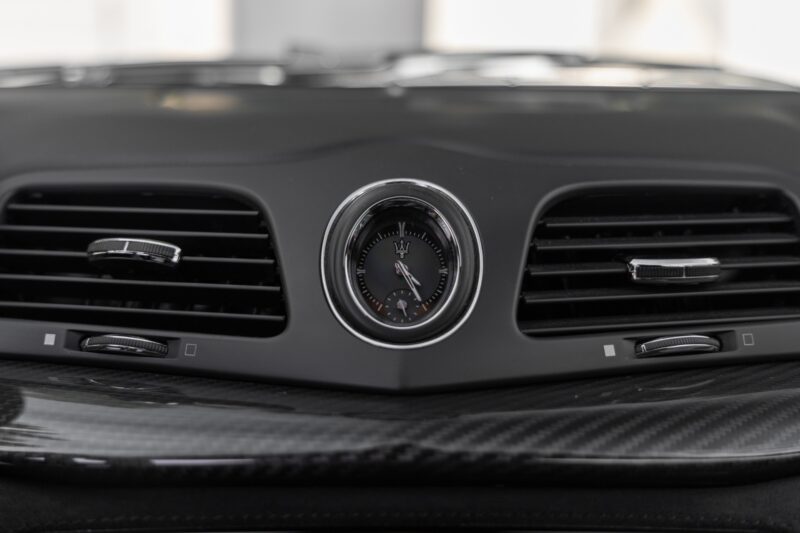 Grille d'aération avec horloge intégrée – MASERATI – GranTurismo MC Stradale – 2018 – Bianco Fuji – 35 900 km – 460 ch – V8 Atmo – Transmission : Sequentielle – Origine France – Privaty Cars – Dépôt-vente de voitures de sport et véhicules d’exception dans l’Ouest de la France