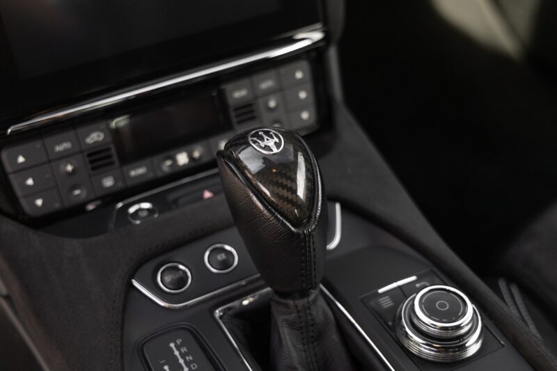 Levier de vitesses en cuir – MASERATI – GranTurismo MC Stradale – 2018 – Bianco Fuji – 35 900 km – 460 ch – V8 Atmo – Transmission : Sequentielle – Origine France – Privaty Cars – Commerce de voitures de sport luxe et premium proche de Bordeaux