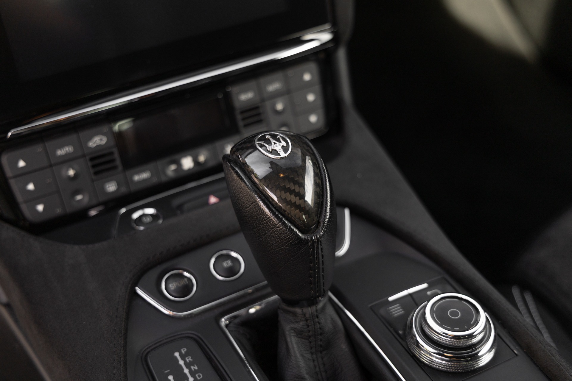 Levier de vitesses en cuir – MASERATI – GranTurismo MC Stradale – 2018 – Bianco Fuji – 35 900 km – 460 ch – V8 Atmo – Transmission : Sequentielle – Origine France – Privaty Cars – Commerce de voitures de sport luxe et premium proche de Bordeaux