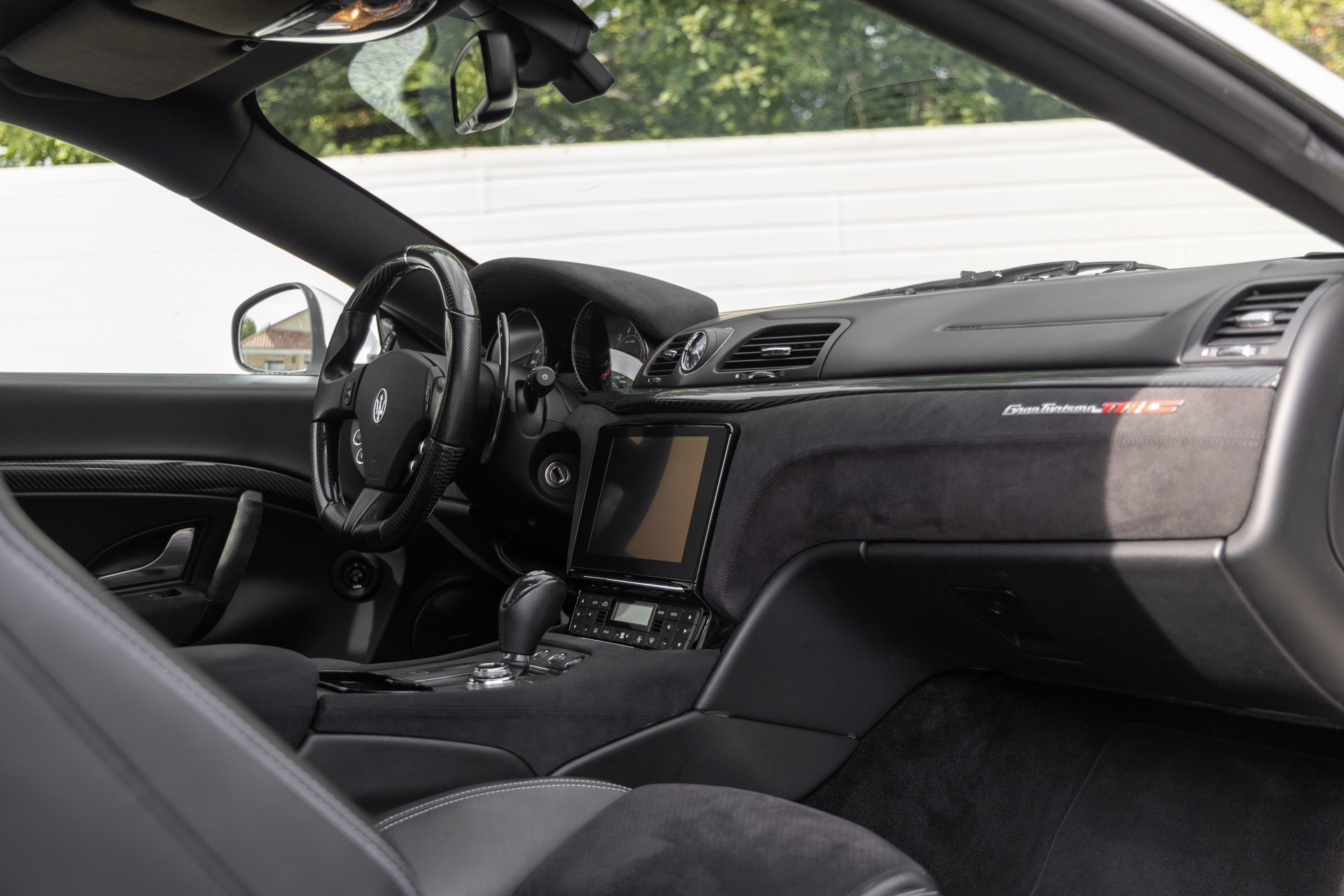 Tableau de bord – MASERATI – GranTurismo MC Stradale – 2018 – Bianco Fuji – 35 900 km – 460 ch – V8 Atmo – Transmission : Sequentielle – Origine France – Privaty Cars – Spécialiste des voitures de sport d’occasion près de Poitiers