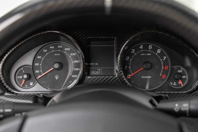 Volant – MASERATI – GranTurismo MC Stradale – 2018 – Bianco Fuji – 35 900 km – 460 ch – V8 Atmo – Transmission : Sequentielle – Origine France – Privaty Cars – Expert des sportives d’occasion haut de gamme dans l’Ouest de la France