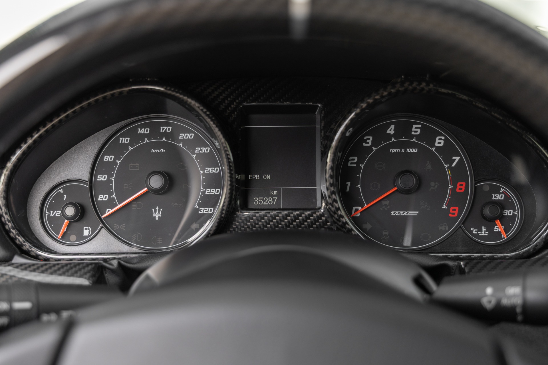 Volant – MASERATI – GranTurismo MC Stradale – 2018 – Bianco Fuji – 35 900 km – 460 ch – V8 Atmo – Transmission : Sequentielle – Origine France – Privaty Cars – Expert des sportives d’occasion haut de gamme dans l’Ouest de la France