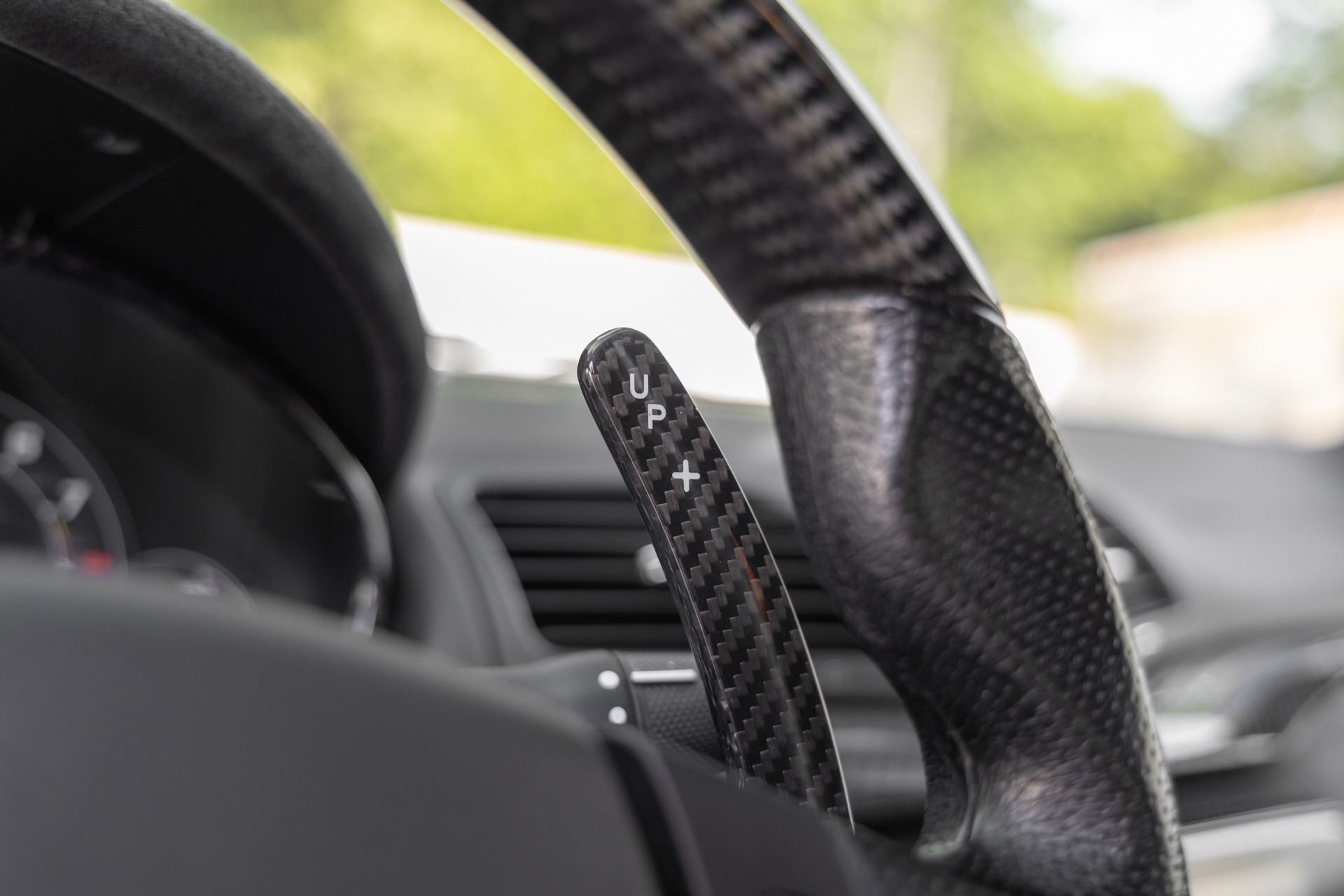 Levier de changement de vitesse en carbone – MASERATI – GranTurismo MC Stradale – 2018 – Bianco Fuji – 35 900 km – 460 ch – V8 Atmo – Transmission : Sequentielle – Origine France – Privaty Cars – Reprise cash de voitures de luxe sans obligation d’achat en Nouvelle-Aquitaine