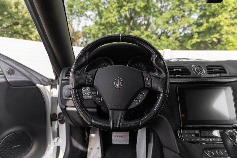 Volant en cuir et carbone – MASERATI – GranTurismo MC Stradale – 2018 – Bianco Fuji – 35 900 km – 460 ch – V8 Atmo – Transmission : Sequentielle – Origine France – Privaty Cars – Expert des sportives d’occasion haut de gamme proche de Nantes