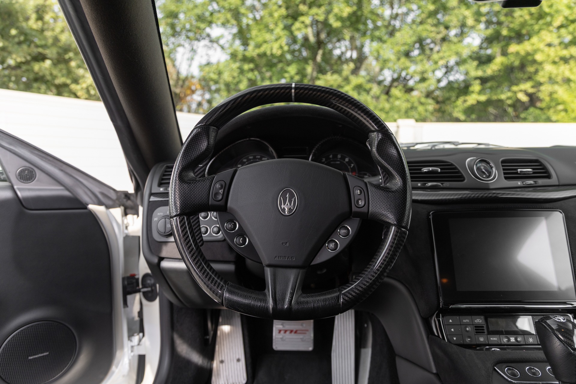 Volant en cuir et carbone – MASERATI – GranTurismo MC Stradale – 2018 – Bianco Fuji – 35 900 km – 460 ch – V8 Atmo – Transmission : Sequentielle – Origine France – Privaty Cars – Expert des sportives d’occasion haut de gamme proche de Nantes