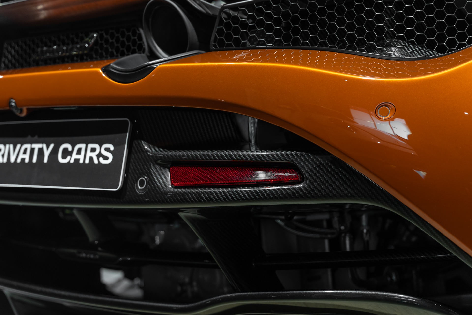 Diffuseur arrière en carbone – MCLAREN – 720S Spider – 2019 – Azores Orange – 29 300 km – 720 ch – V8 Bi-Turbo – Transmission : Sequentielle – Origine Allemagne – Privaty Cars – Négoce de véhicules GT et sportives d’exception en Nouvelle-Aquitaine