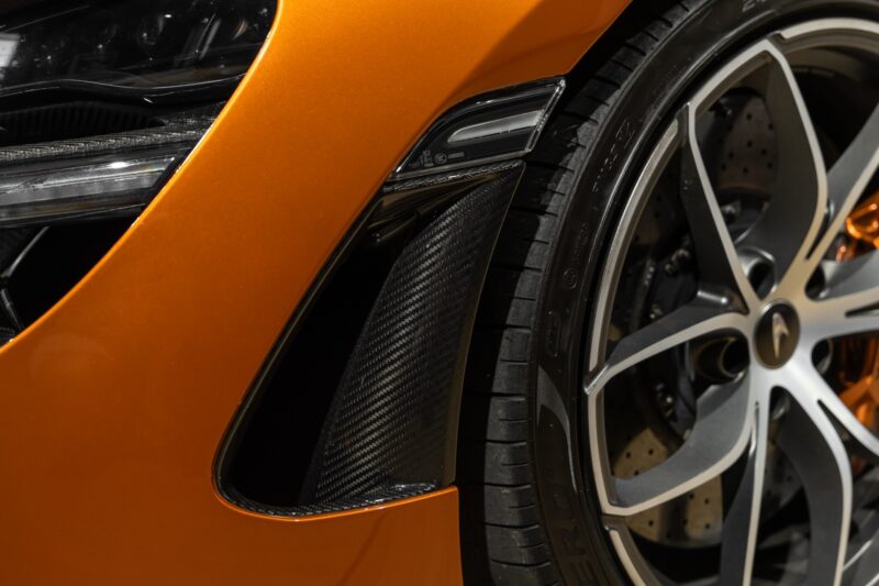 Aile avec insert en carbone – MCLAREN – 720S Spider – 2019 – Azores Orange – 29 300 km – 720 ch – V8 Bi-Turbo – Transmission : Sequentielle – Origine Allemagne – Privaty Cars – Showroom de voitures de sport haut de gamme dans l’Ouest de la France