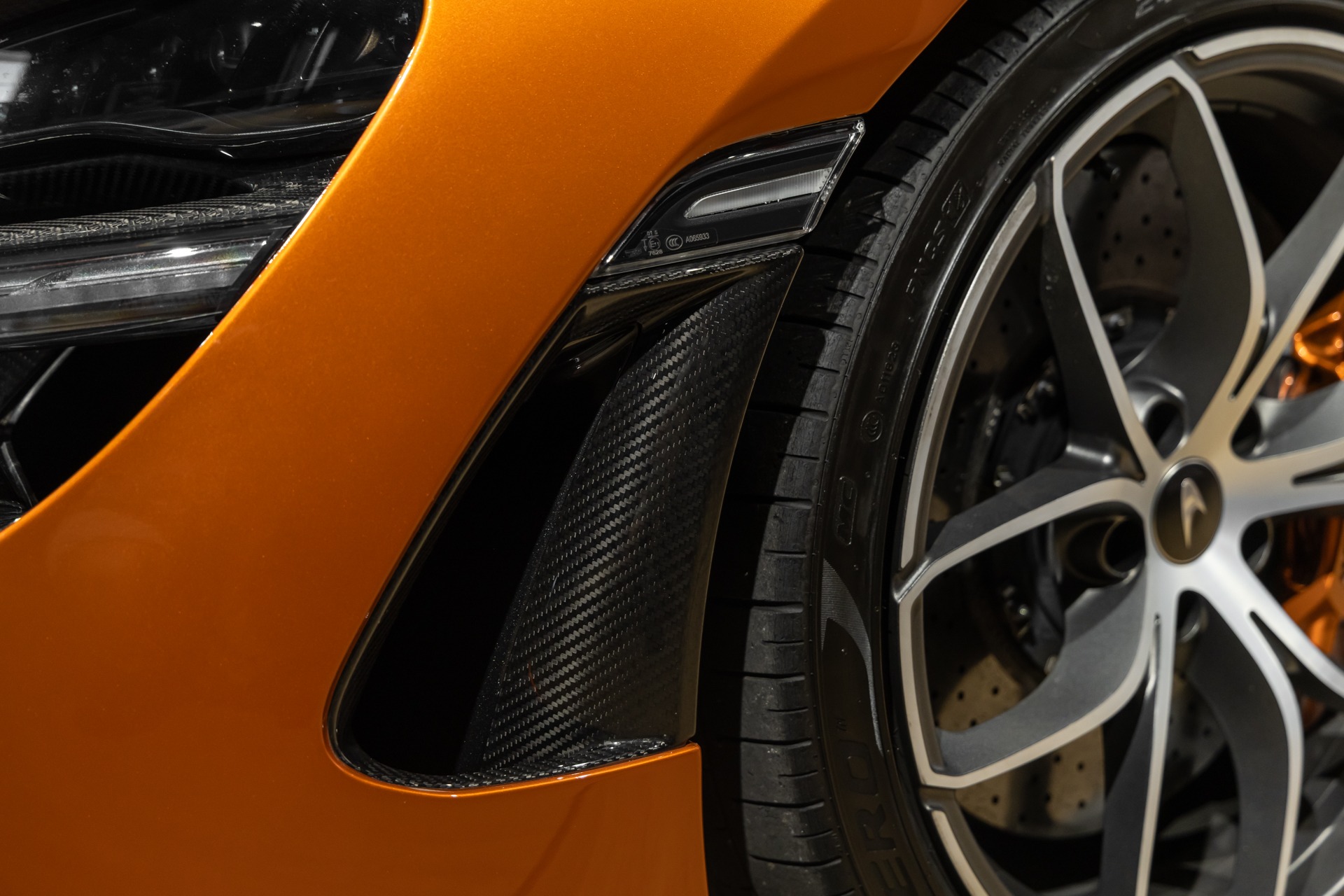 Aile avec insert en carbone – MCLAREN – 720S Spider – 2019 – Azores Orange – 29 300 km – 720 ch – V8 Bi-Turbo – Transmission : Sequentielle – Origine Allemagne – Privaty Cars – Showroom de voitures de sport haut de gamme dans l’Ouest de la France