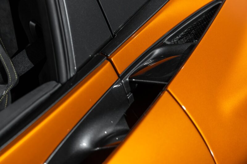 Prise d'air latérale avec finition noire – MCLAREN – 720S Spider – 2019 – Azores Orange – 29 300 km – 720 ch – V8 Bi-Turbo – Transmission : Sequentielle – Origine Allemagne – Privaty Cars – Recherche personnalisée de voitures de sport d’occasion à 2 heures de Paris en TGV