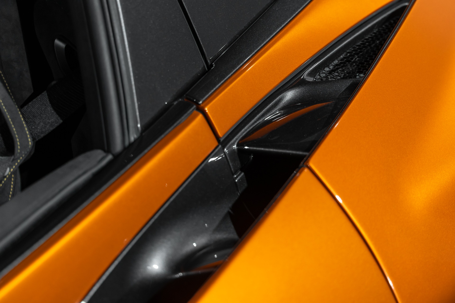 Prise d'air latérale avec finition noire – MCLAREN – 720S Spider – 2019 – Azores Orange – 29 300 km – 720 ch – V8 Bi-Turbo – Transmission : Sequentielle – Origine Allemagne – Privaty Cars – Recherche personnalisée de voitures de sport d’occasion à 2 heures de Paris en TGV