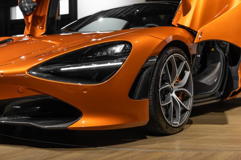 Phares avant avec éclairage LED – MCLAREN – 720S Spider – 2019 – Azores Orange – 29 300 km – 720 ch – V8 Bi-Turbo – Transmission : Sequentielle – Origine Allemagne – Privaty Cars – Spécialiste des voitures de luxe d’occasion en Charente-Maritime