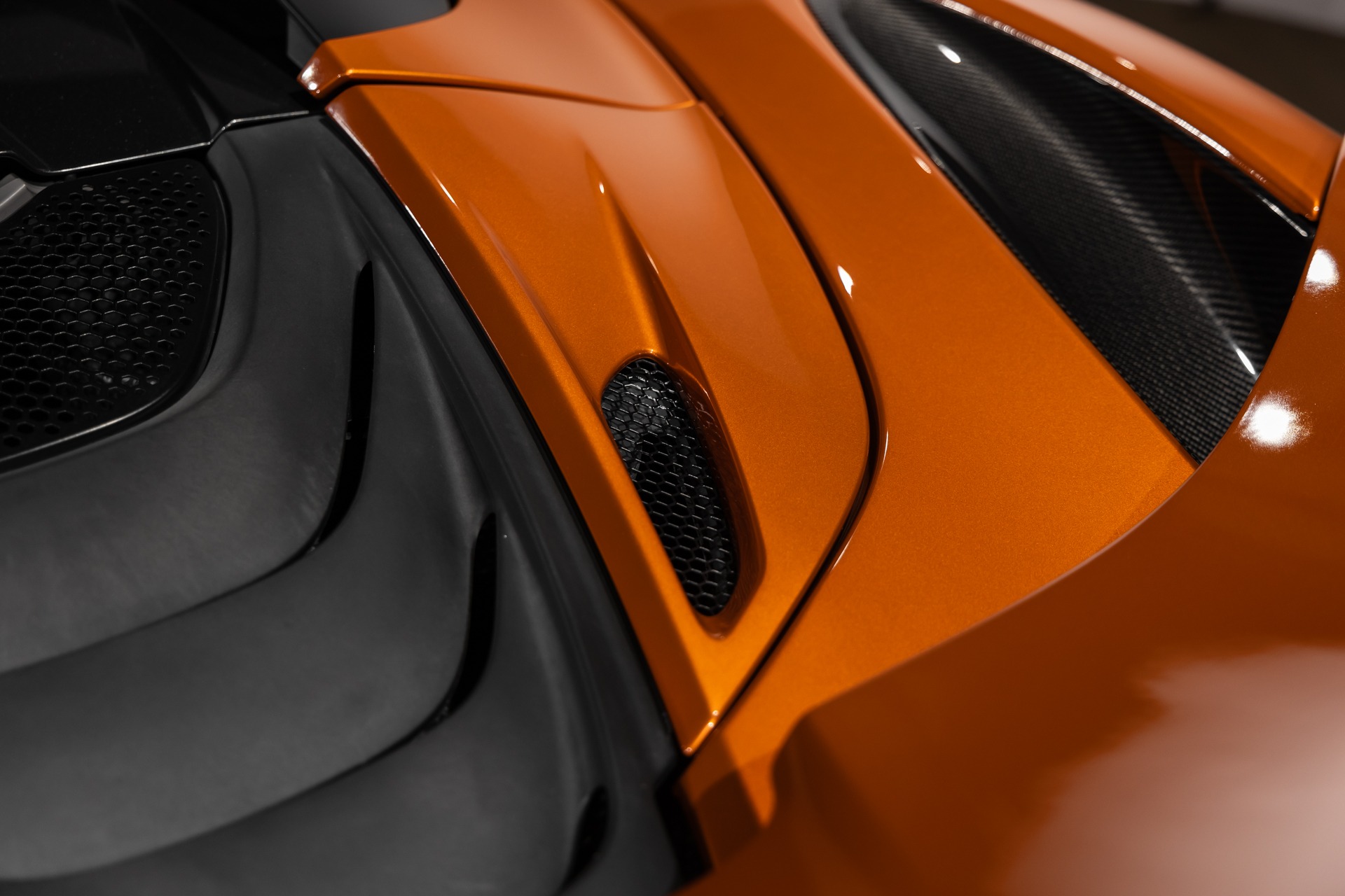 Carrosserie – MCLAREN – 720S Spider – 2019 – Azores Orange – 29 300 km – 720 ch – V8 Bi-Turbo – Transmission : Sequentielle – Origine Allemagne – Privaty Cars – Spécialiste indépendant Porsche, Ferrari et McLaren près de Poitiers