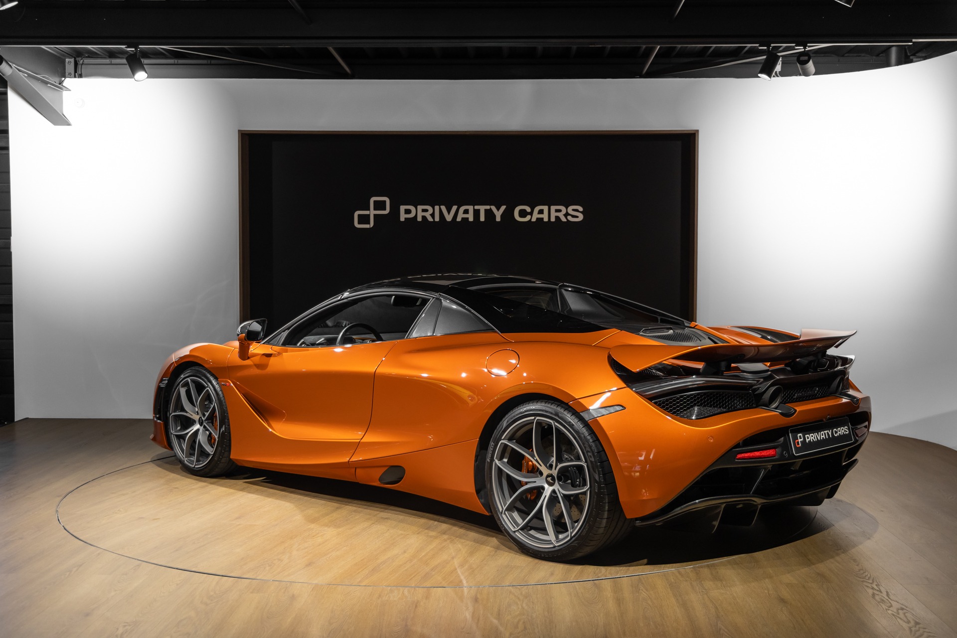 Vue arrière avec aileron et diffuseur – MCLAREN – 720S Spider – 2019 – Azores Orange – 29 300 km – 720 ch – V8 Bi-Turbo – Transmission : Sequentielle – Origine Allemagne – Privaty Cars – Vente de voitures de sport d’occasion près de Niort