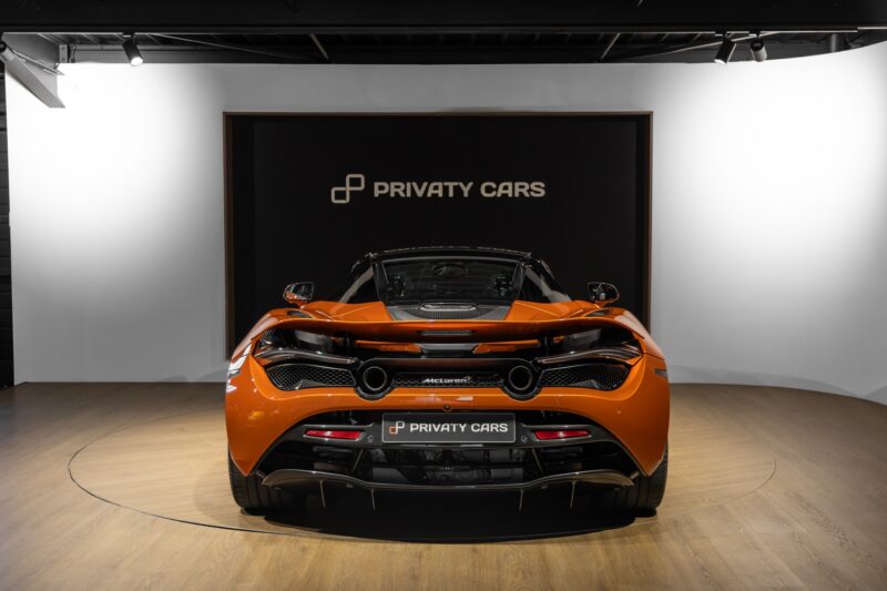 Vue arrière avec double sortie d'échappement – MCLAREN – 720S Spider – 2019 – Azores Orange – 29 300 km – 720 ch – V8 Bi-Turbo – Transmission : Sequentielle – Origine Allemagne – Privaty Cars – Négoce de véhicules GT et sportives d’exception près de Niort