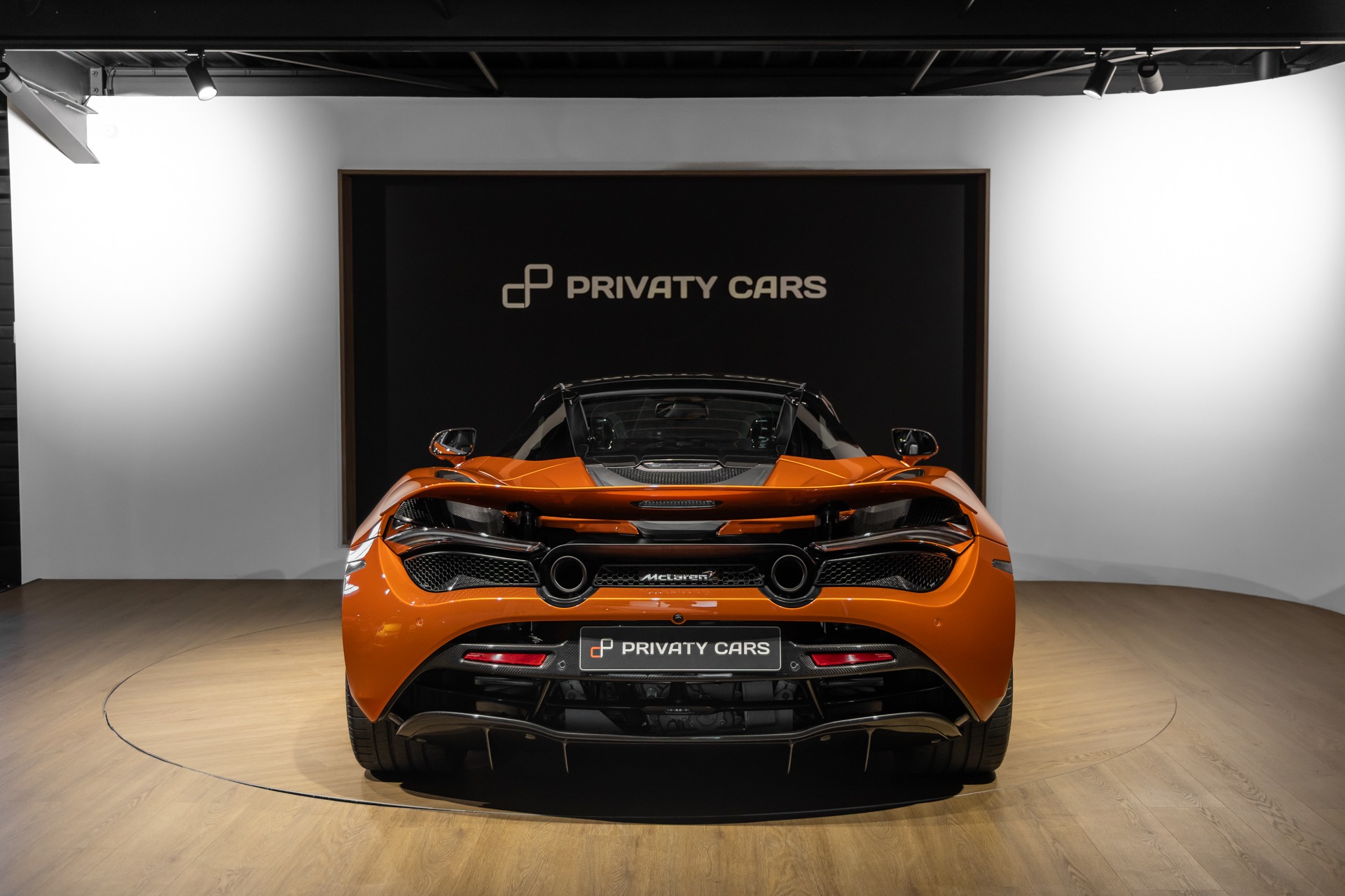 Vue arrière avec double sortie d'échappement – MCLAREN – 720S Spider – 2019 – Azores Orange – 29 300 km – 720 ch – V8 Bi-Turbo – Transmission : Sequentielle – Origine Allemagne – Privaty Cars – Négoce de véhicules GT et sportives d’exception près de Niort
