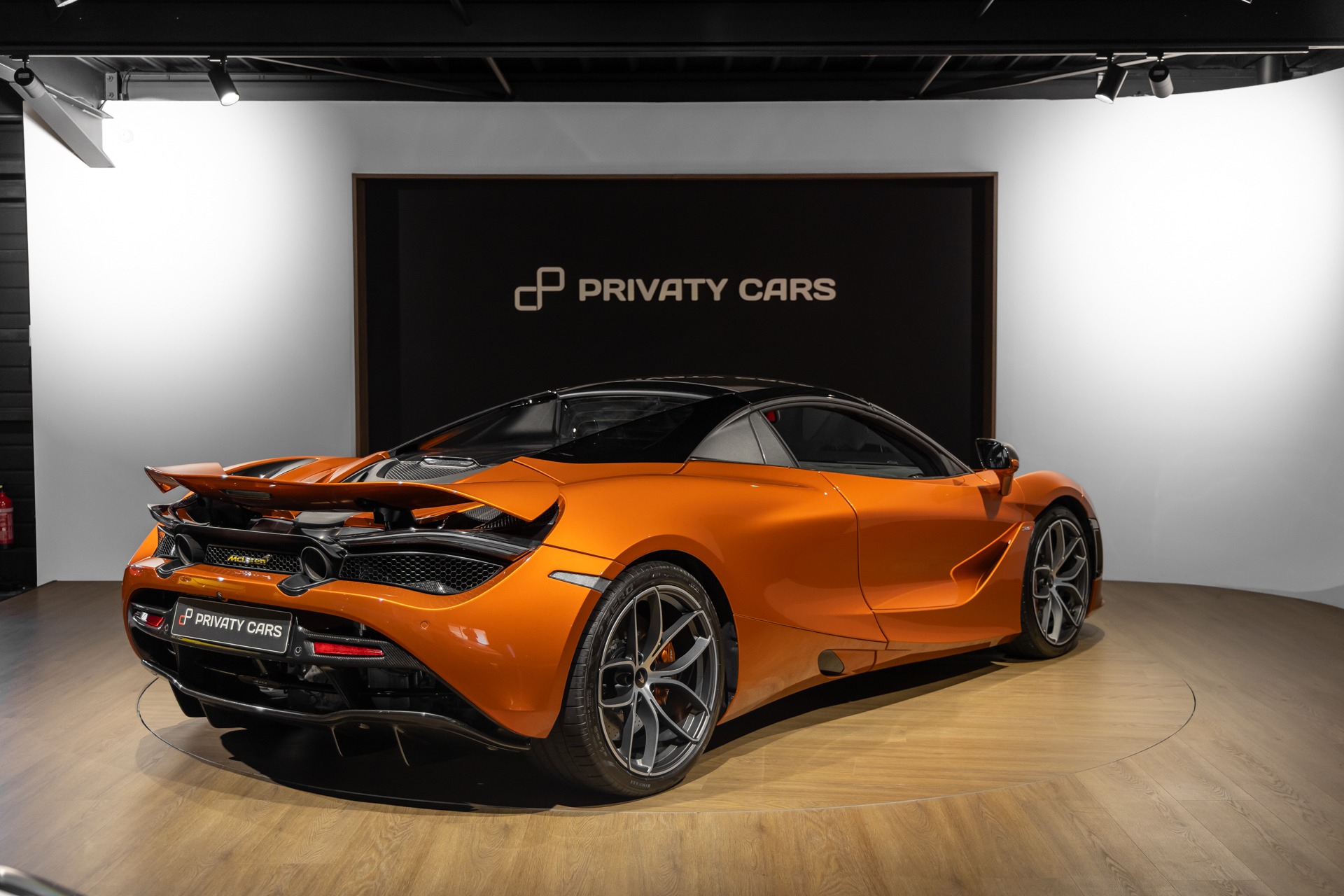 Vue arrière avec aileron actif – MCLAREN – 720S Spider – 2019 – Azores Orange – 29 300 km – 720 ch – V8 Bi-Turbo – Transmission : Sequentielle – Origine Allemagne – Privaty Cars – Achat et vente de voitures de luxe d’occasion proche de Nantes