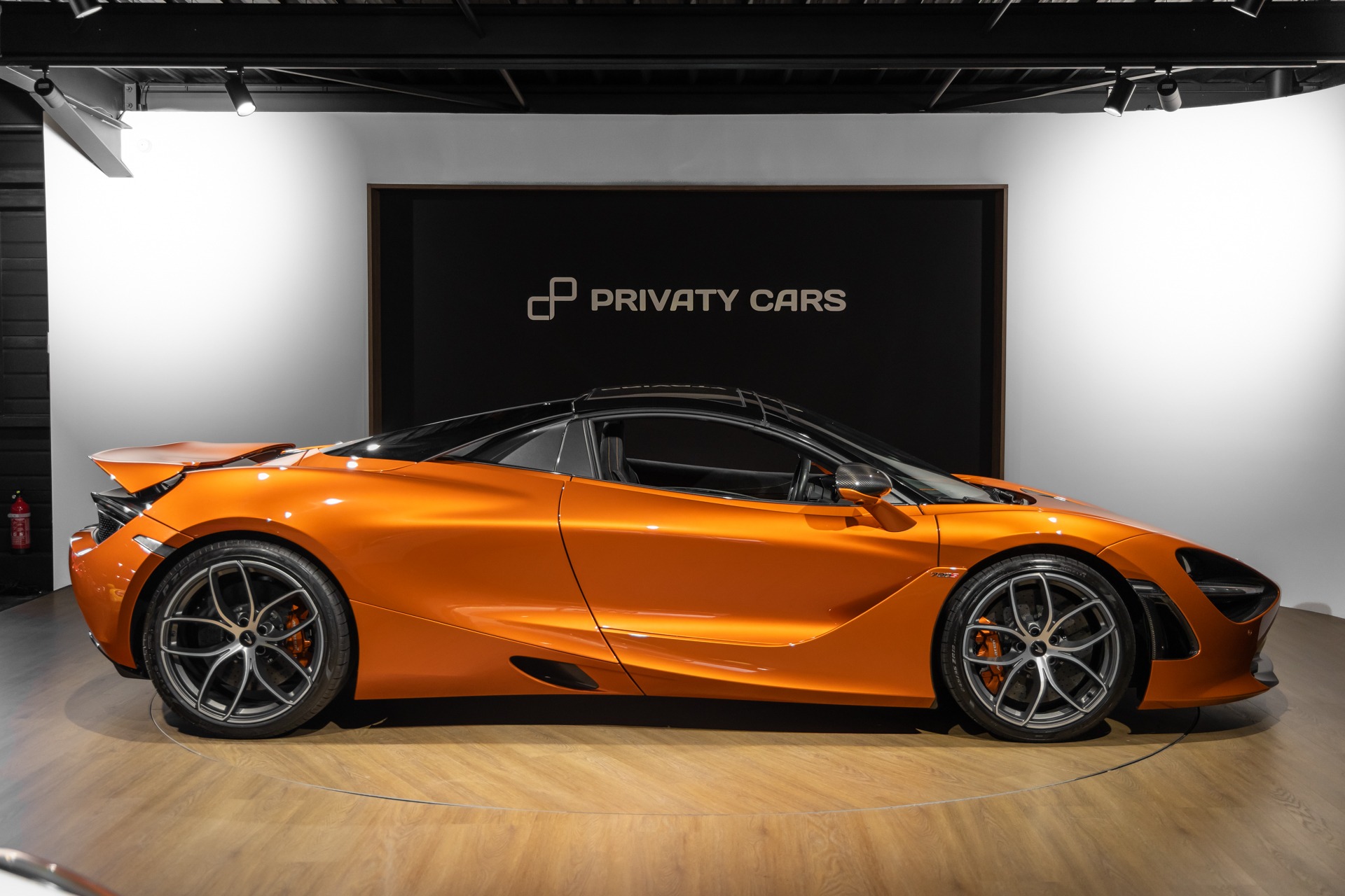 Vue latérale avec toit ouvert – MCLAREN – 720S Spider – 2019 – Azores Orange – 29 300 km – 720 ch – V8 Bi-Turbo – Transmission : Sequentielle – Origine Allemagne – Privaty Cars – Rachat immédiat de véhicules de prestige à 2 heures de Paris en TGV
