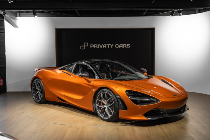 Vue latérale avec jantes sportives – MCLAREN – 720S Spider – 2019 – Azores Orange – 29 300 km – 720 ch – V8 Bi-Turbo – Transmission : Sequentielle – Origine Allemagne – Privaty Cars – Rachat cash de voitures MCLAREN proche de Nantes