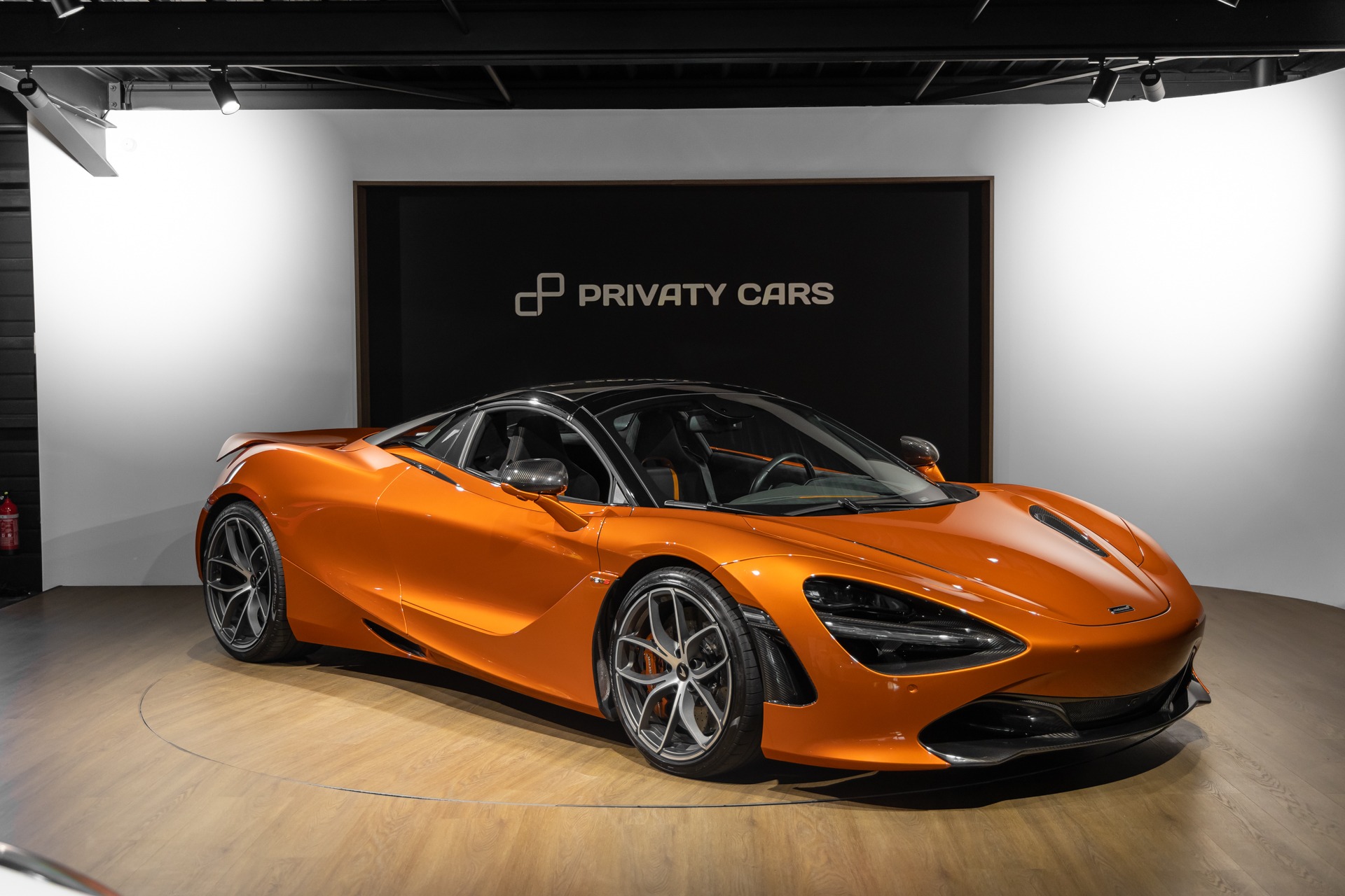 Vue latérale avec jantes sportives – MCLAREN – 720S Spider – 2019 – Azores Orange – 29 300 km – 720 ch – V8 Bi-Turbo – Transmission : Sequentielle – Origine Allemagne – Privaty Cars – Rachat cash de voitures MCLAREN proche de Nantes