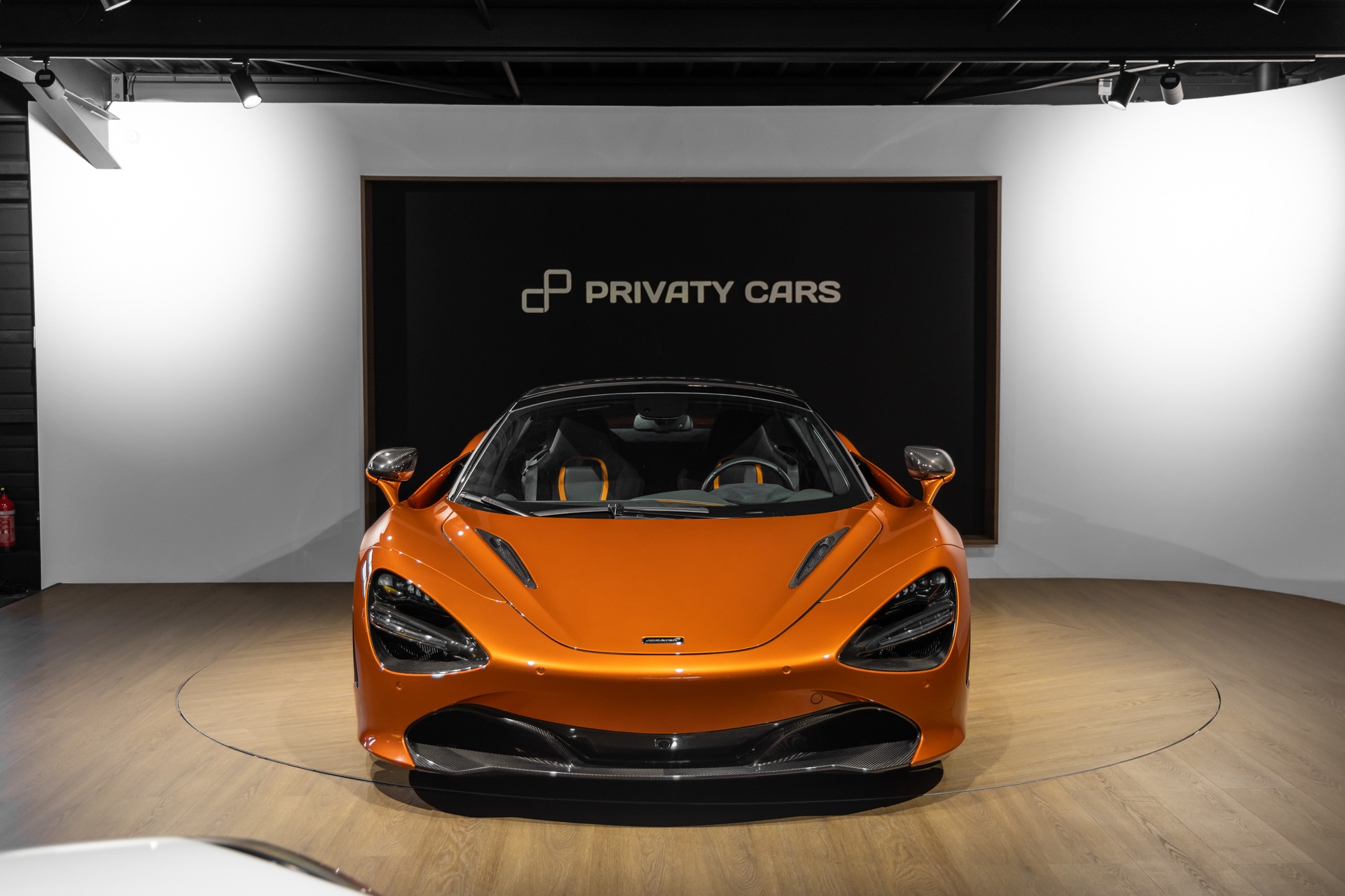 Vue avant avec phares distinctifs – MCLAREN – 720S Spider – 2019 – Azores Orange – 29 300 km – 720 ch – V8 Bi-Turbo – Transmission : Sequentielle – Origine Allemagne – Privaty Cars – Dépôt-vente sécurisé de véhicules de prestige entre Bordeaux et Nantes