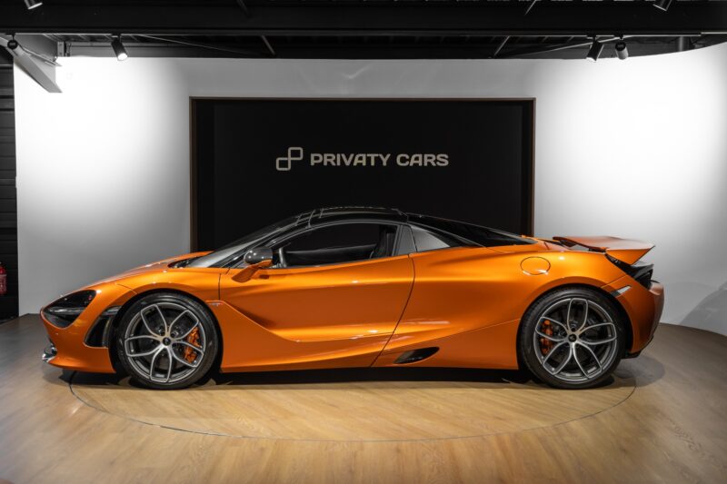 Vue latérale avec jantes sportives – MCLAREN – 720S Spider – 2019 – Azores Orange – 29 300 km – 720 ch – V8 Bi-Turbo – Transmission : Sequentielle – Origine Allemagne – Privaty Cars – Chasseur de voitures de sport sur mesure à La Rochelle