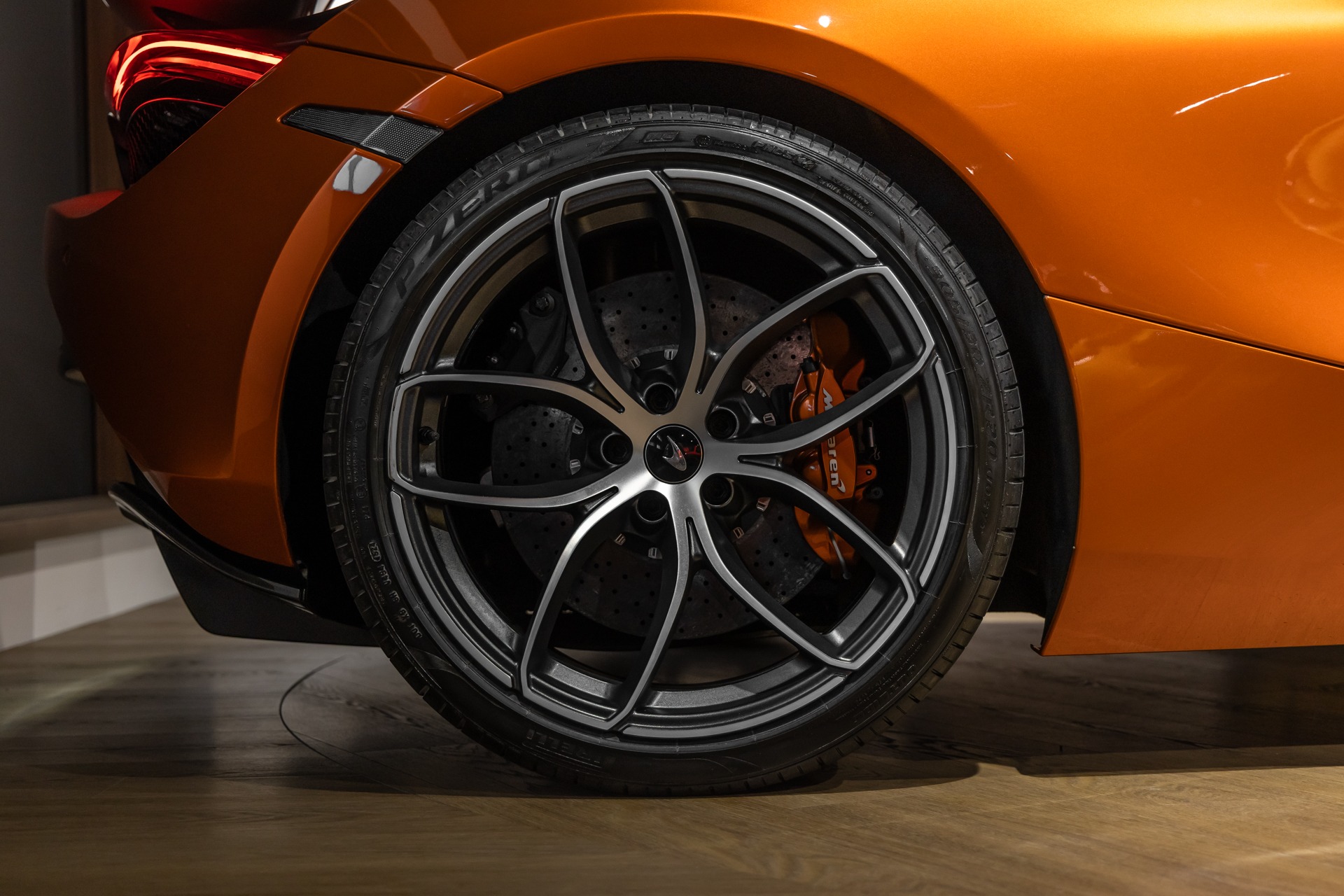 Jantes – MCLAREN – 720S Spider – 2019 – Azores Orange – 29 300 km – 720 ch – V8 Bi-Turbo – Transmission : Sequentielle – Origine Allemagne – Privaty Cars – Rachat de Porsche et Ferrari d’occasion proche de Bordeaux
