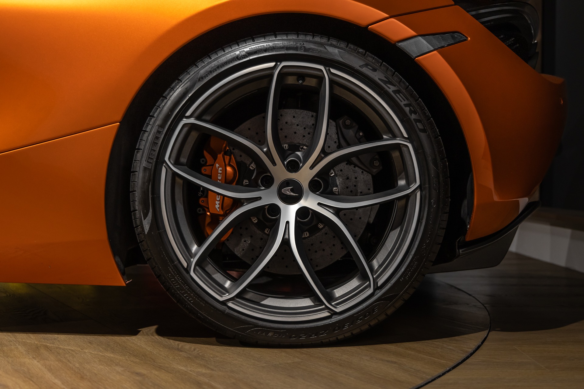 Jantes – MCLAREN – 720S Spider – 2019 – Azores Orange – 29 300 km – 720 ch – V8 Bi-Turbo – Transmission : Sequentielle – Origine Allemagne – Privaty Cars – Reprise cash de voitures de luxe sans obligation d’achat proche de Nantes