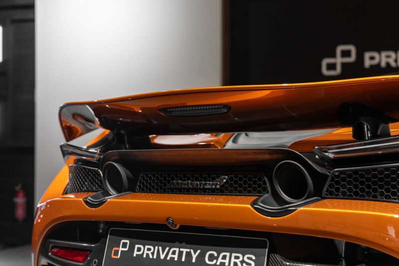 Aileron arrière avec sorties d'échappement – MCLAREN – 720S Spider – 2019 – Azores Orange – 29 300 km – 720 ch – V8 Bi-Turbo – Transmission : Sequentielle – Origine Allemagne – Privaty Cars – Achat et vente de voitures de luxe d’occasion dans l’Ouest de la France