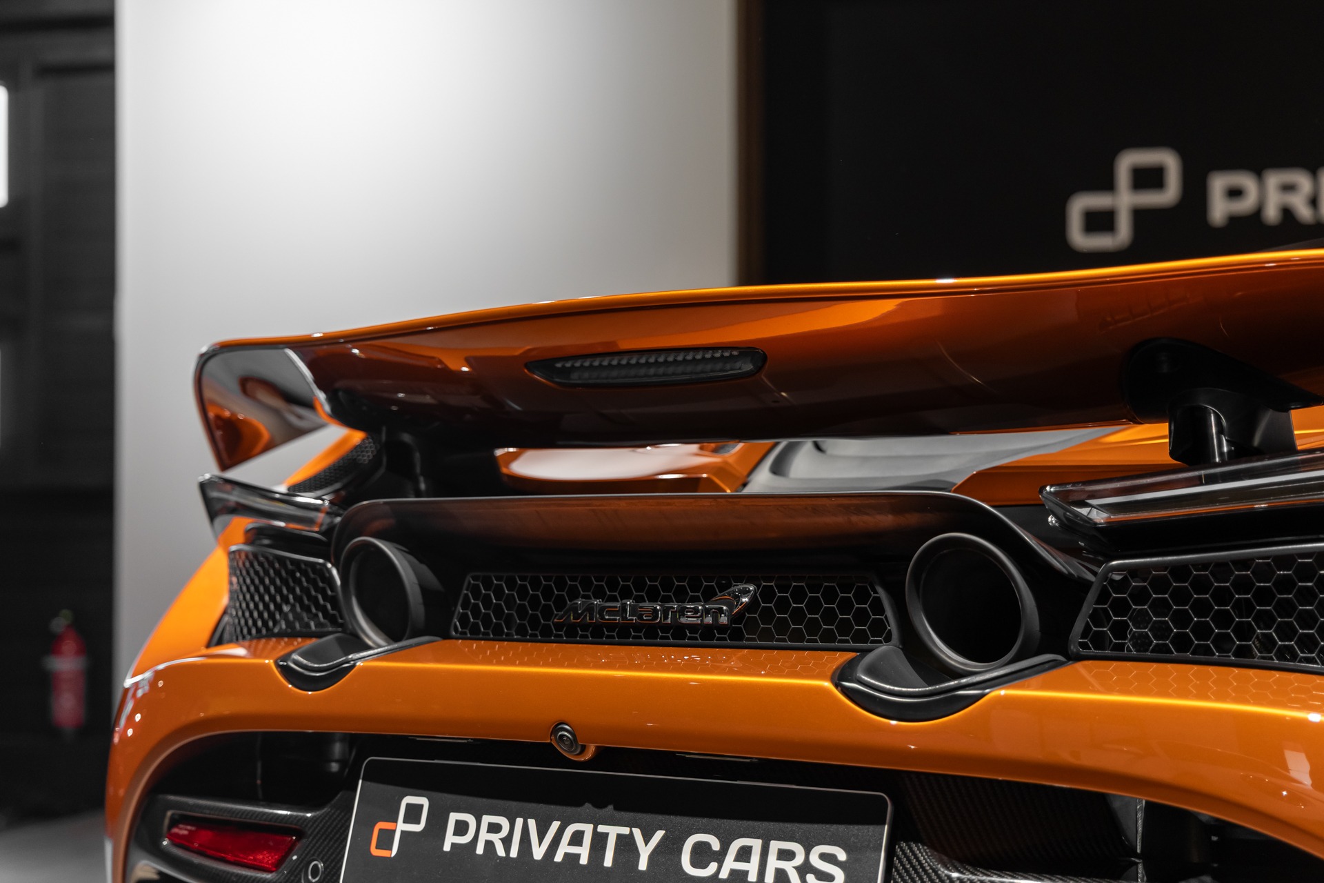 Aileron arrière avec sorties d'échappement – MCLAREN – 720S Spider – 2019 – Azores Orange – 29 300 km – 720 ch – V8 Bi-Turbo – Transmission : Sequentielle – Origine Allemagne – Privaty Cars – Achat et vente de voitures de luxe d’occasion dans l’Ouest de la France