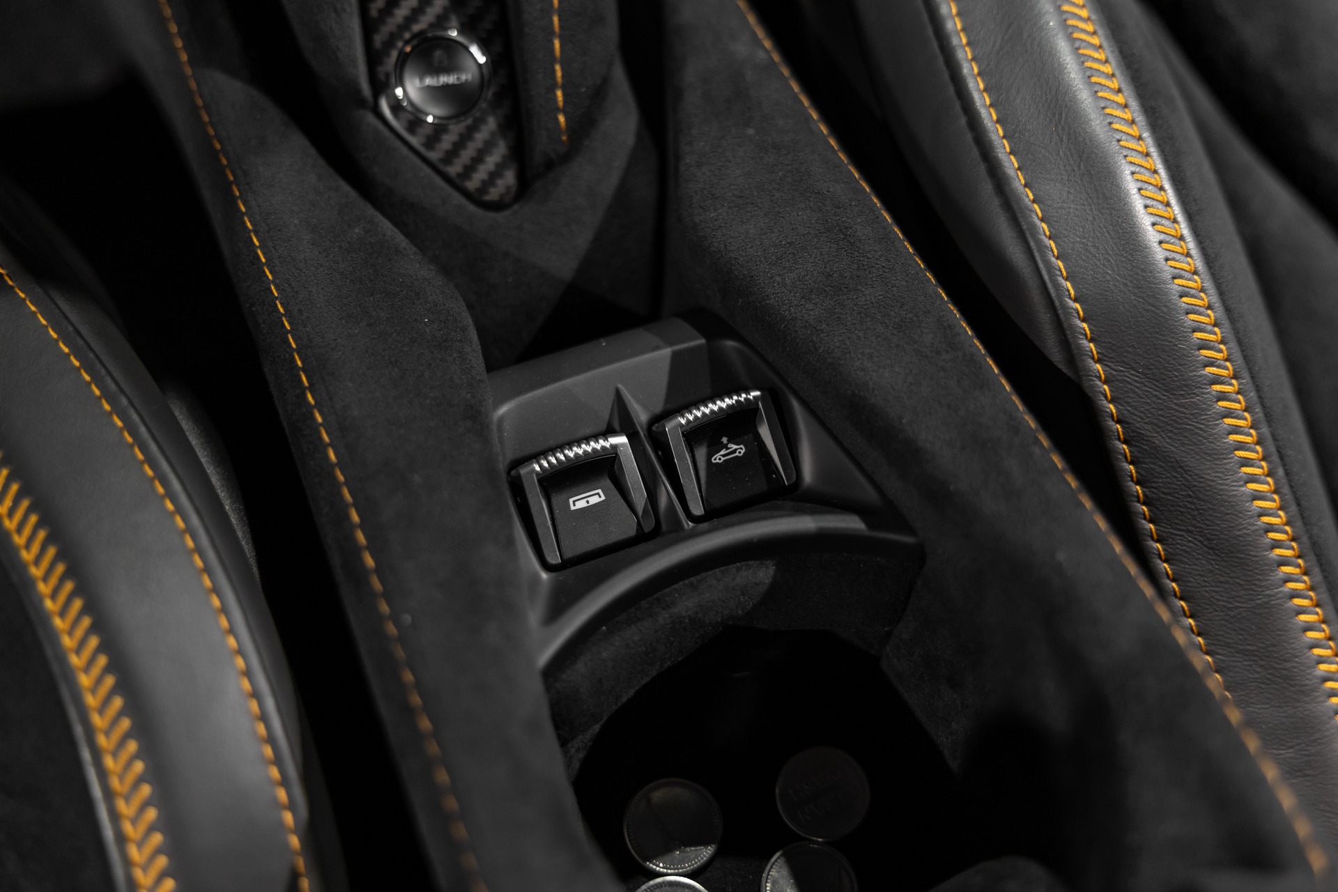Console centrale avec boutons de commande – MCLAREN – 720S Spider – 2019 – Azores Orange – 29 300 km – 720 ch – V8 Bi-Turbo – Transmission : Sequentielle – Origine Allemagne – Privaty Cars – Service de courtage et recherche automobile premium près de Niort