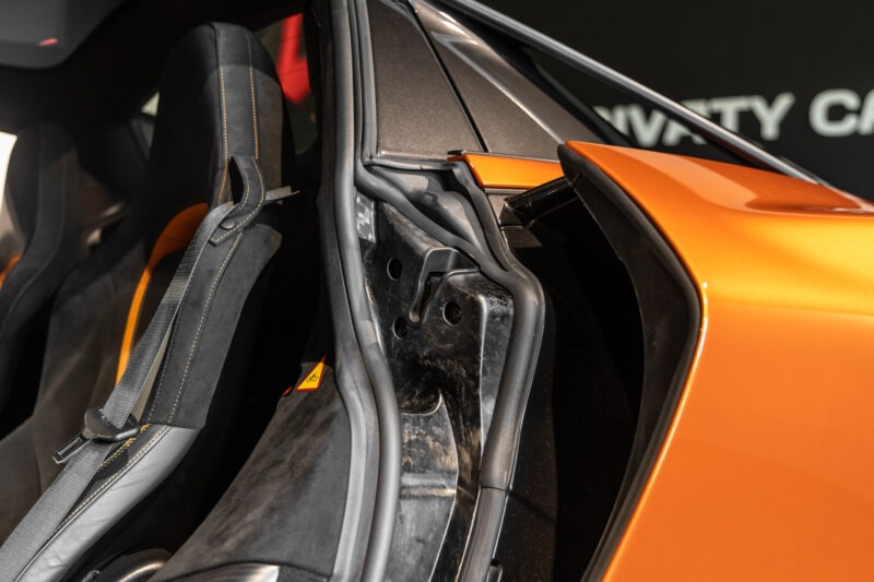 Tableau de bord – MCLAREN – 720S Spider – 2019 – Azores Orange – 29 300 km – 720 ch – V8 Bi-Turbo – Transmission : Sequentielle – Origine Allemagne – Privaty Cars – Vente de voitures de sport d’occasion dans l’Ouest de la France